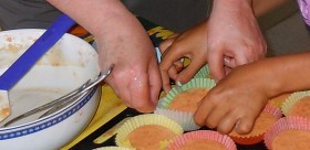 Scuola di cucina con una piccola amica