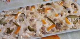 Insalata di polpettine con cipolle e maionese