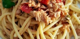 SPAGHETTI con tonno, pomodorini e capperi