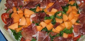 Prosciutto, melone, rucola e pomodori … un classico estivo: