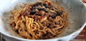 TAGLIATELLE con ragù di maiale e funghetti trifolati