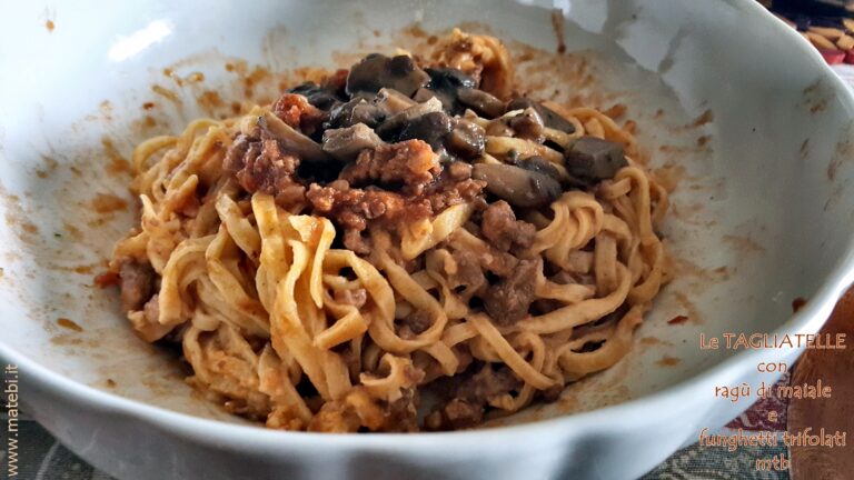 TAGLIATELLE con ragù di maiale e funghetti trifolati