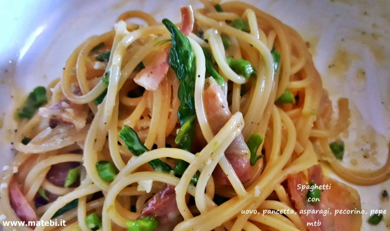 Spaghetti con uovo, pancetta, asparagi di bosco