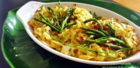 Nidi di tagliatelle con asparagi di bosco e salsiccia