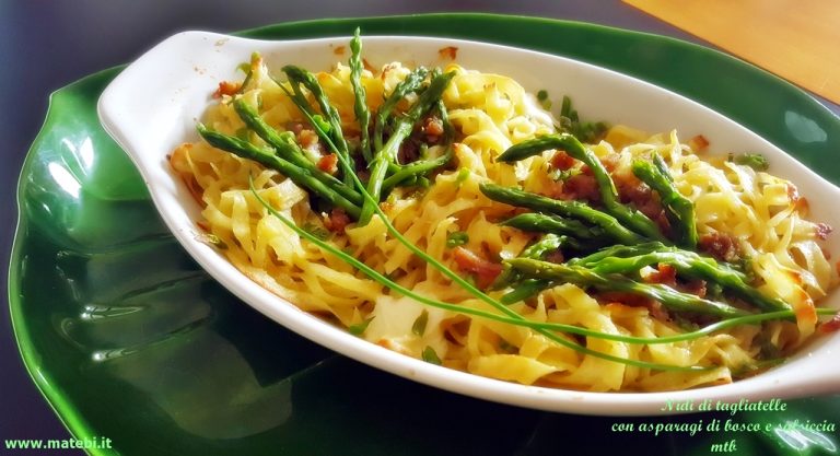 Nidi di tagliatelle con asparagi di bosco e salsiccia