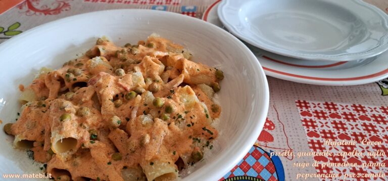 Rigatoni "Cocco" di Fara San Martino piselli, guanciale, cipolla, aglio, sugo di pomodoro, panna, peperoncino, prezzemolo