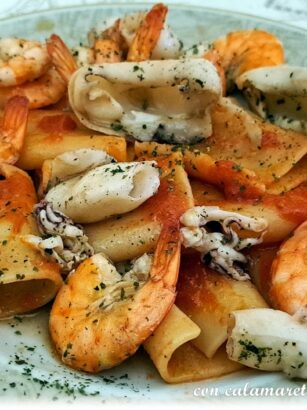 Paccheri al pomodoro con calamaretti, seppioline, gamberetti "in bianco"