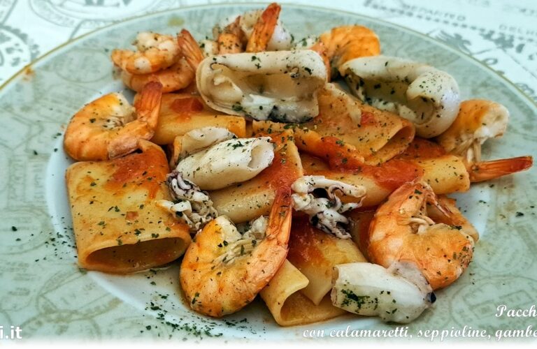 Paccheri al pomodoro con calamaretti, seppioline, gamberetti "in bianco"