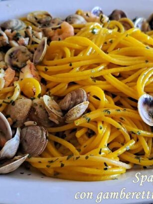 Spaghetti al cajun e zafferano con gamberetti, seppia, vongole, calamari