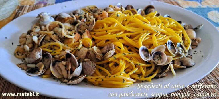 Spaghetti al cajun e zafferano con gamberetti, seppia, vongole, calamari