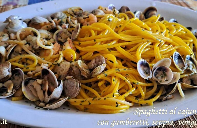 Spaghetti al cajun e zafferano con gamberetti, seppia, vongole, calamari