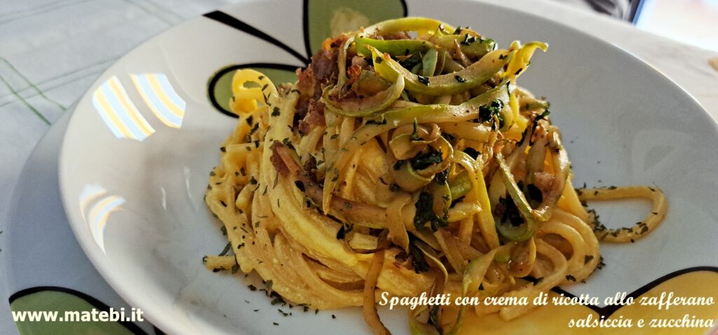 Spaghetti con crema di ricotta allo zafferano, salsiccia, zucchina